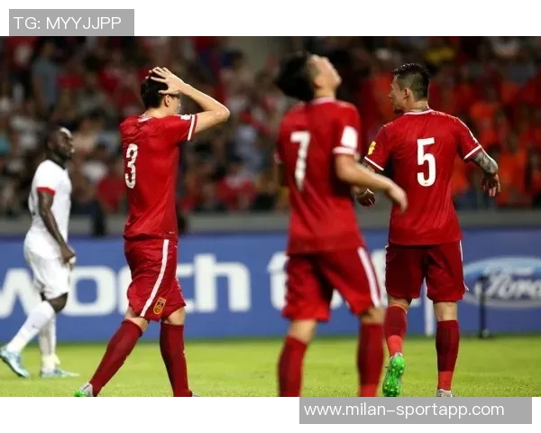 枪手攻势如潮苏维门迪射门中柱埃泽凌空机会被扑救